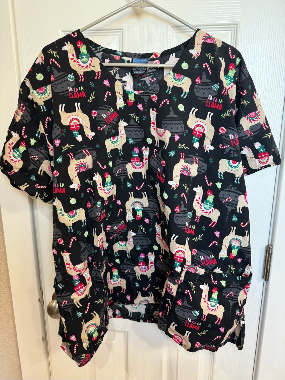 Llama Christmas Print Short Sleeve Scrub Top - Black